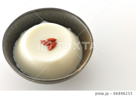 クコの実がのった杏仁豆腐（白背景） 66896255