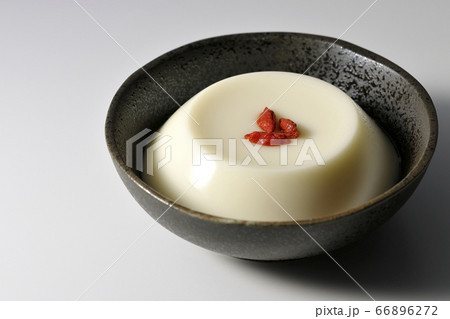 クコの実がのった杏仁豆腐（白背景） 66896272