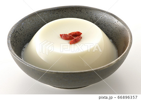 クコの実がのった杏仁豆腐（白背景、切り抜き素材） 66896357