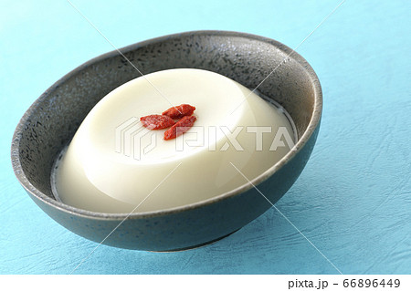 クコの実がのった杏仁豆腐 クコの実がのった杏仁豆腐 66896449