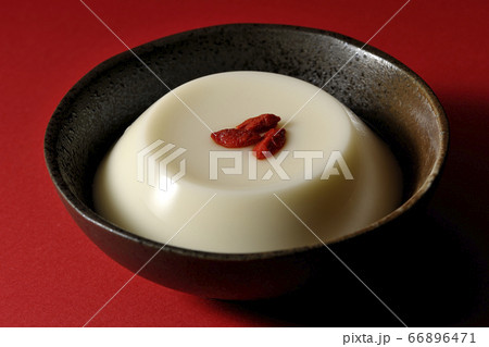 クコの実がのった杏仁豆腐 66896471