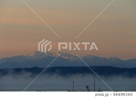 富山湾　立山の夜明け前 66896560