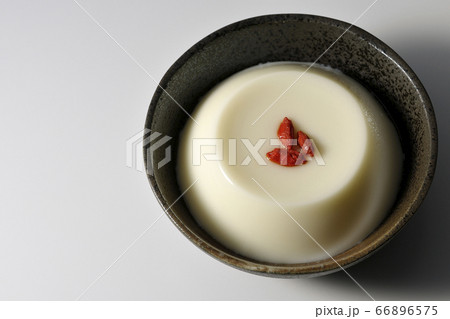 クコの実がのった杏仁豆腐（白背景、俯瞰） 66896575