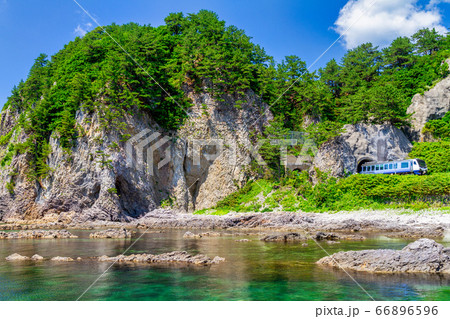 トンネルから出る五能線のリゾート列車 リゾートしらかみ青池 青森県深浦町 トンネルから出る五能線のリゾート列車 リゾートしらかみ青池 青森県深浦町 66896596