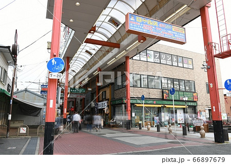 国道が商店街のアーケードになっている大阪府東大阪市の商店街「ジンジャモール瓢箪山」 66897679