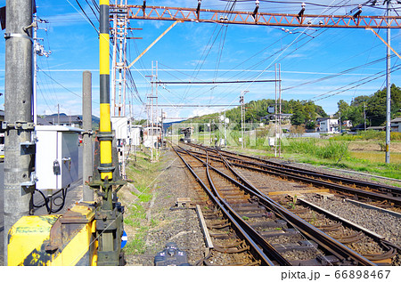 スイッチバックの線路とレトロなホームが歴史を今に伝える一畑口駅の風景 ... 島根県 出雲市(晴れ) スイッチバックの線路とレトロなホームが歴史を今に伝える一畑口駅の風景 ... 島根県 出雲市(晴れ) 66898467