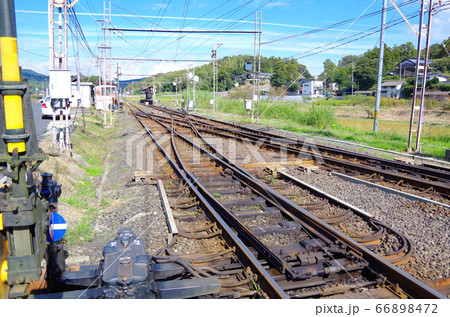 スイッチバックの線路とレトロなホームが歴史を今に伝える一畑口駅の風景 ... 島根県 出雲市(晴れ) スイッチバックの線路とレトロなホームが歴史を今に伝える一畑口駅の風景 ... 島根県 出雲市(晴れ) 66898472