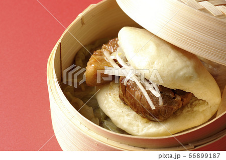 蒸篭で蒸された角煮まん 66899187