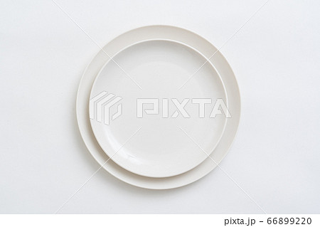 白い丸皿の写真素材 6692