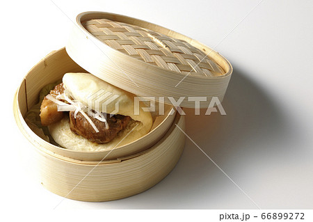 蒸篭で蒸された角煮まん(白背景) 蒸篭で蒸された角煮まん(白背景) 66899272