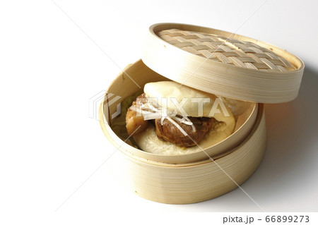 蒸篭で蒸された角煮まん（白背景） 66899273