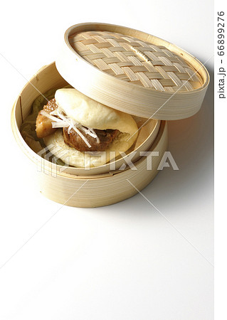 蒸篭で蒸された角煮まん（白背景） 66899276