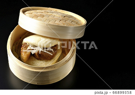 蒸篭で蒸された角煮まん（黒背景） 66899358