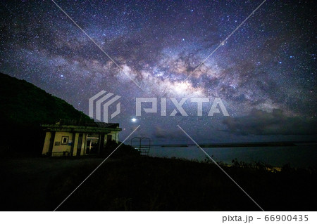 《沖縄県 与那国島》 八重山諸島 与那国島 志木那島診療所(Dr.コトー診療所)と天の川 《沖縄県 与那国島》 八重山諸島 与那国島 志木那島診療所(Dr.コトー診療所)と天の川 66900435