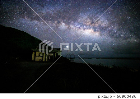 《沖縄県 与那国島》 八重山諸島 与那国島 志木那島診療所(Dr.コトー診療所)と天の川 66900436