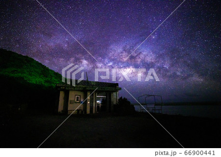 《沖縄県 与那国島》 八重山諸島 与那国島 志木那島診療所(Dr.コトー診療所)と天の川 66900441