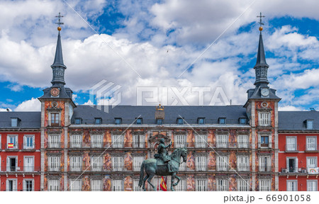 Madrid Mayor plaza facade with vintage statue Madrid Mayor plaza facade with vintage statue 66901058