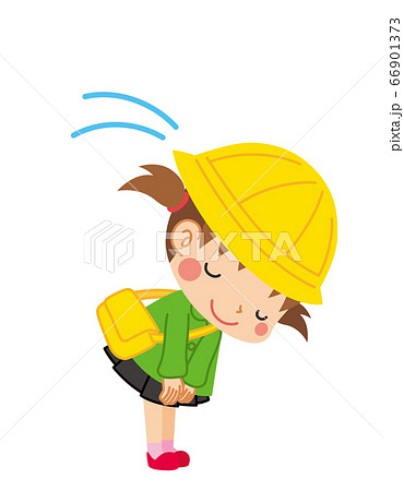 礼儀正しくお辞儀をする幼稚園児の女の子 66901373