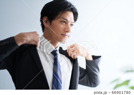 スーツを着る男性 スーツを着る男性 66901780