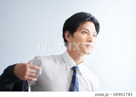 スーツを着る男性 66901785