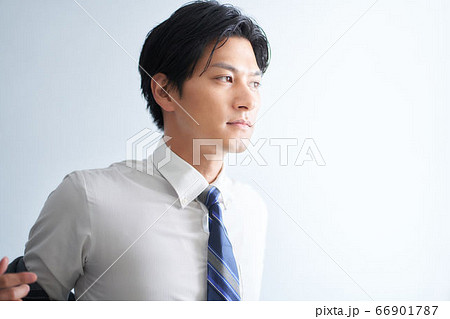 スーツを着る男性 スーツを着る男性 66901787