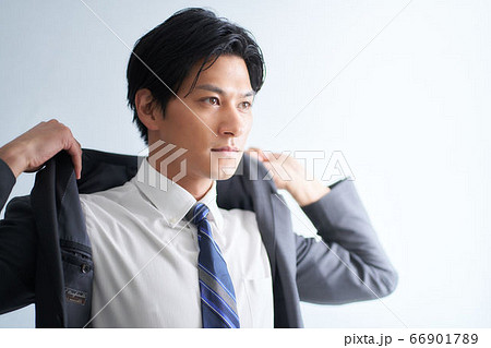 スーツを着る男性 66901789