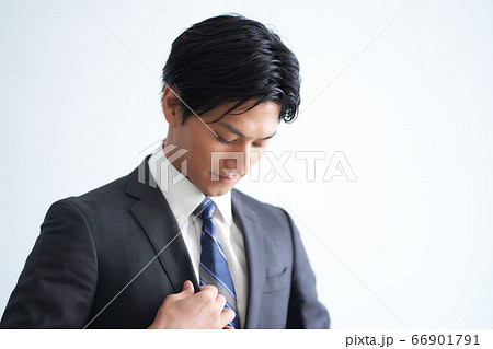 身だしなみを整える男性 身だしなみを整える男性 66901791