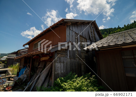 老朽化した住宅　特定空家　倒壊の危険性 66902171