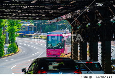日本の東京都市景観 王子駅前から東京さくらトラム(都電荒川線)を望む 日本の東京都市景観 王子駅前から東京さくらトラム(都電荒川線)を望む 66902334