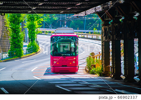 日本の東京都市景観　王子駅前から東京さくらトラム（都電荒川線）を望む 66902337