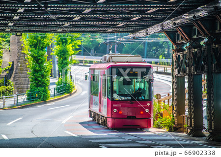 日本の東京都市景観 王子駅前から東京さくらトラム(都電荒川線)を望む 日本の東京都市景観 王子駅前から東京さくらトラム(都電荒川線)を望む 66902338