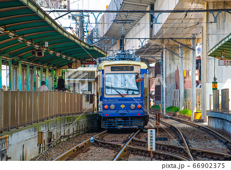 日本の東京都市景観　王子駅前の東京さくらトラム（都電荒川線）を望む 66902375