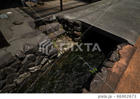 福井県にある熊川宿 街を流れる水路 鯖街道 福井県にある熊川宿 街を流れる水路 鯖街道 66902673