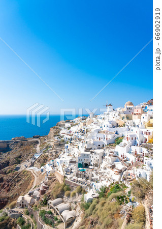 ギリシャ 青と白の世界サントリーニ島の絶景 8月 の写真素材