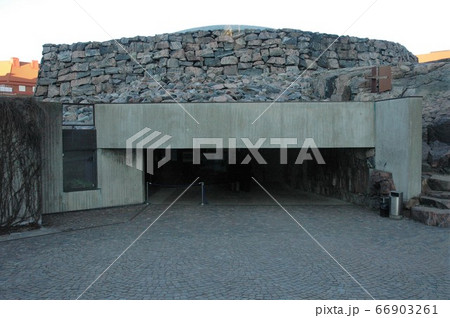 フィンランド、ヘルシンキ、テンペリアウキオ教会入口 66903261