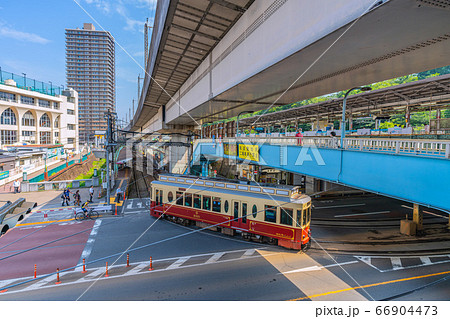 日本の東京都市景観　王子駅前の東京さくらトラム（都電荒川線）を望む 66904473