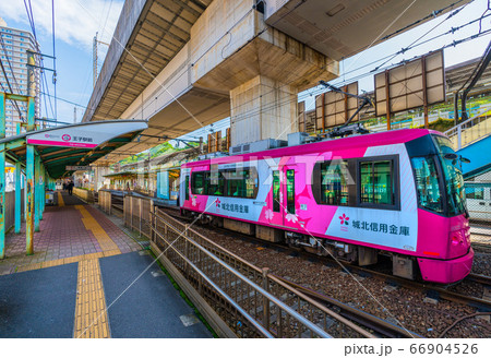 日本の東京都市景観 王子駅前の東京さくらトラム(都電荒川線)を望む 日本の東京都市景観 王子駅前の東京さくらトラム(都電荒川線)を望む 66904526