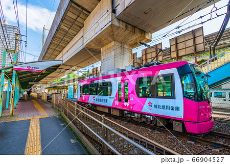 日本の東京都市景観　王子駅前の東京さくらトラム（都電荒川線）を望む 66904527