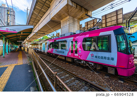 日本の東京都市景観　王子駅前の東京さくらトラム（都電荒川線）を望む 66904528