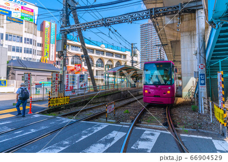 日本の東京都市景観　王子駅前の東京さくらトラム（都電荒川線）を望む 66904529