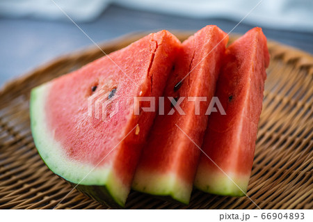 真っ赤で美味しそうなスイカ 66904893