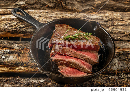 ステーキ　thick slice of steak to enjoy outdoors 66904931