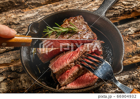 ステーキ　thick slice of steak to enjoy outdoors 66904932