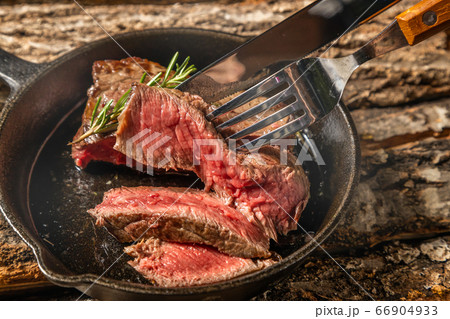 ステーキ　thick slice of steak to enjoy outdoors 66904933