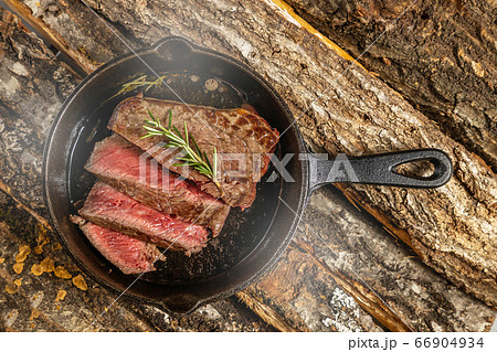ステーキ　thick slice of steak to enjoy outdoors 66904934