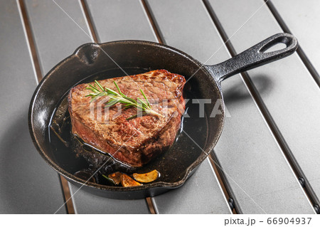 ステーキ　thick slice of steak to enjoy outdoors 66904937
