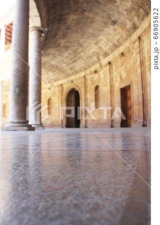 Interior of Alhambra palace 66905622