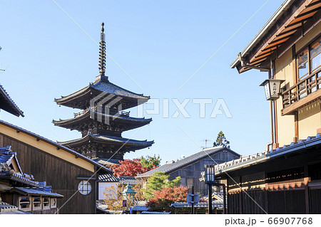 京都・秋の八坂の塔 66907768
