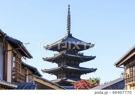 京都・秋の八坂の塔 66907770