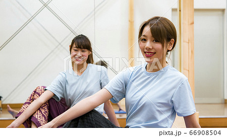 若い女性のヨガイメージ 66908504